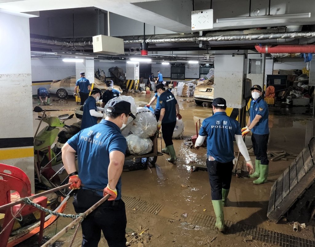 서울경찰청, 성대전통시장서 폭우 피해 복구 지원