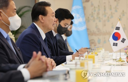 Yoon meets U.N. chief Guterres