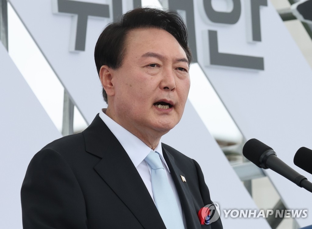 Le président Yoon Suk-yeol prononce un discours marquant le 77e anniversaire du jour de la Libération devant le bâtiment du bureau présidentiel de Yongsan à Séoul, le lundi 15 août 2022. 