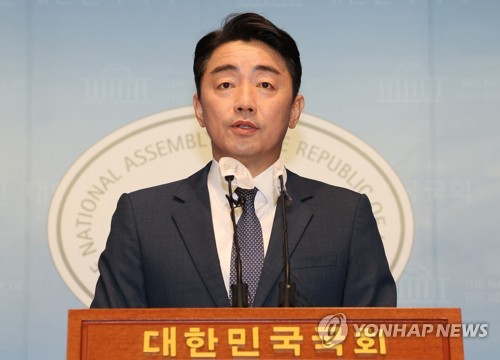 강훈식, 민주 당대표 후보 사퇴 기자회견