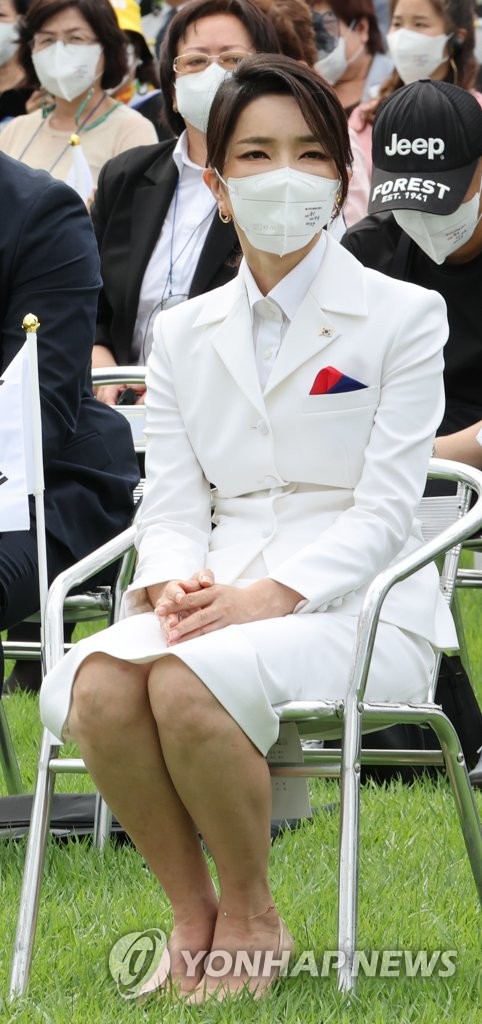 First lady Kim Keon-hee attends a Liberation Day ceremony on the lawn of the presidential office in Seoul, in this Aug. 15, 2022, file photo. (Yonhap)