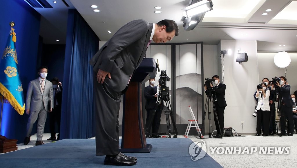 President Yoon Suk-yeol bows after giving a press conference marking his first 100 days in office at the presidential office in Seoul on Aug. 17, 2022. (Pool photo) (Yonhap)