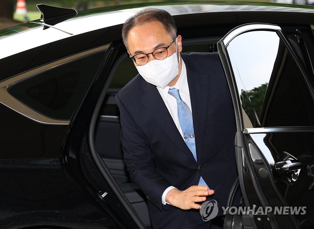 Lee One-seok, President Yoon Suk-yeol's nominee for prosecutor general, arrives at the Supreme Prosecutors Office in Seoul on Aug. 18, 2022. (Yonhap)