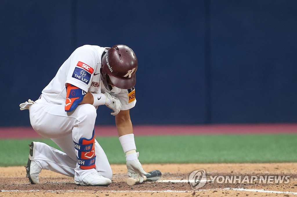 Lee Yong-kyu of the Kiwoom Heroes reacts after popping out on a sacrifice bunt attempt against the SSG Landers during the bottom of the sixth inning of a Korea Baseball Organization regular season game at Gocheok Sky Dome in Seoul on Aug. 21, 2022. (Yonhap)