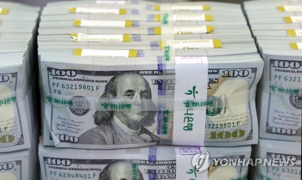 (LEAD) Foreign currency deposits hit all-time high in December on dollar savings