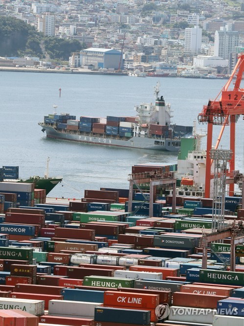A container ship sails from a port in South Korea's largest port city of Busan, in this Aug. 22, 2022, file photo. South Korea's exports rose 3.9 percent on-year in the first 20 days of August on robust demand for petroleum products and autos, but the country saw its trade deficit widen on soaring fuel costs, according to data from the Korea Customs Service. (Yonhap)