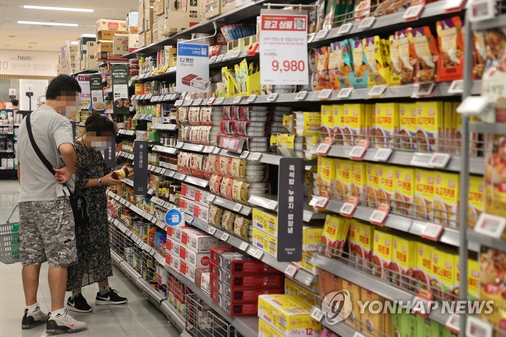 In this file photo from Aug. 23, 2022, customers shop for groceries at a discount store in Seoul. (Yonhap)