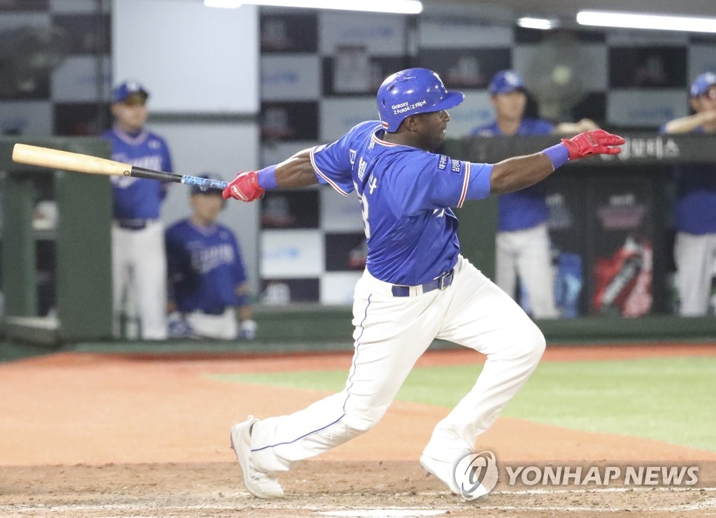 Jose Pirela of the Samsung Lions hits an RBI single against the Lotte Giants during the top of the fifth inning of a Korea Baseball Organization regular season game at Sajik Stadium in Busan, 325 kilometers southeast of Seoul, on Aug. 25, 2022. (Yonhap)