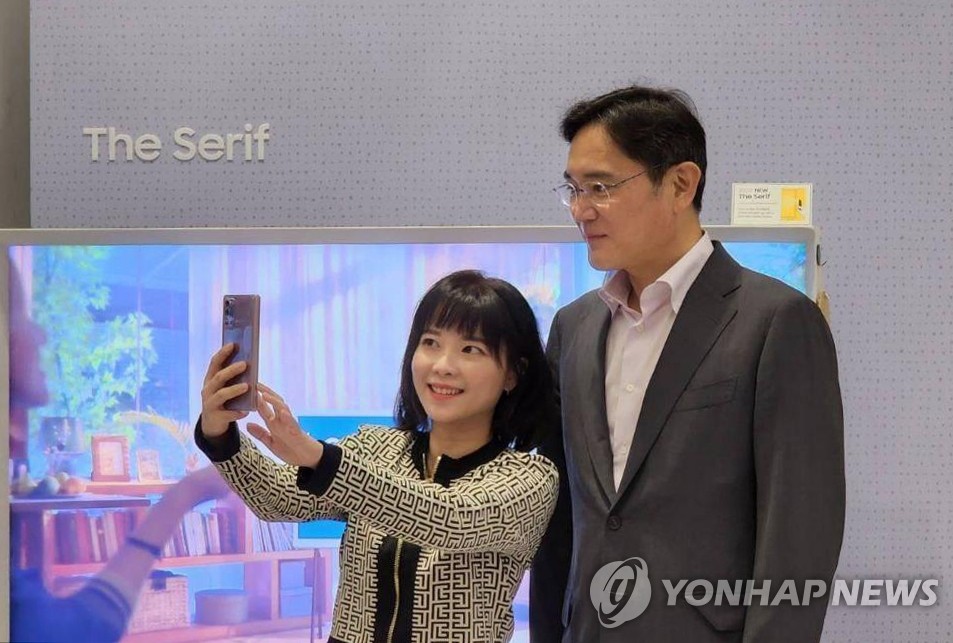 La foto, proporcionada por Samsung Electronics Co., muestra a su vicepresidente, Lee Jae-yong (dcha.), tomándose una selfi con una empleada, el 26 de agosto de 2022, durante una visita al campus del gigante tecnológico en Suwon, a 34 kilómetros al sur de Seúl. (Prohibida su reventa y archivo)