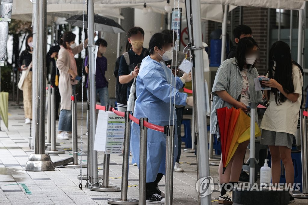 People wait in line to take COVID-19 diagnostic tests at a testing station in Seoul's western district of Mapo on Aug. 30, 2022. (Yonhap) 