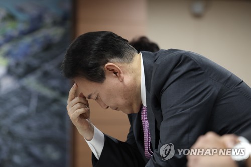 資料を見つめる尹大統領（大統領室提供）＝（聯合ニュース）≪転載・転用禁止≫