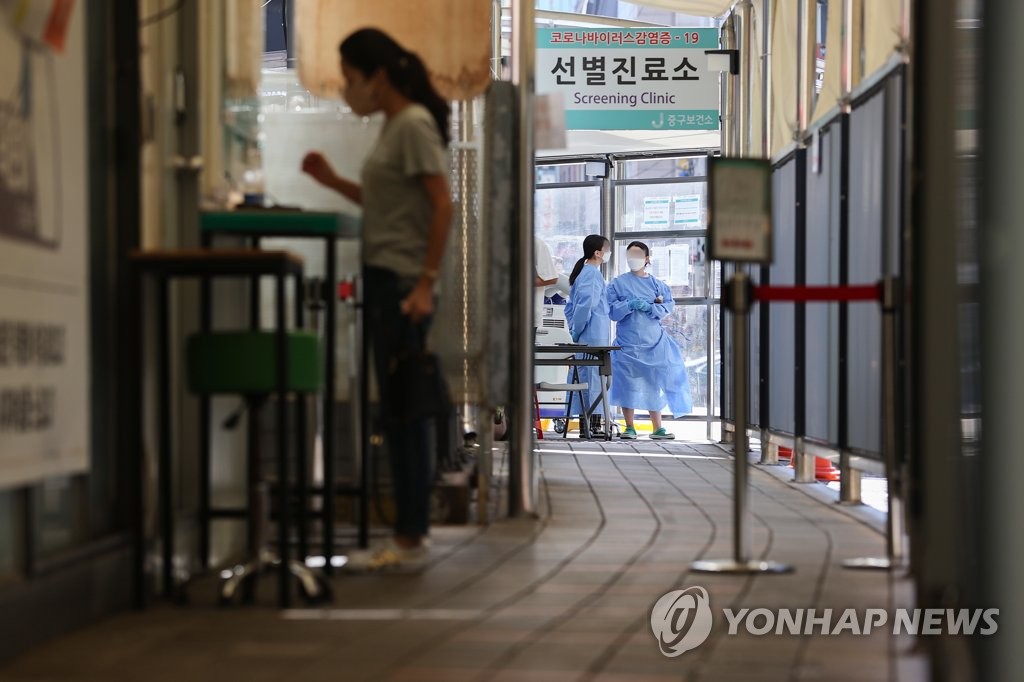 A COVID-19 testing station, set up at a community health center in central Seoul, is quiet with few people coming in for diagnostic tests on Sept. 1, 2022. (Yonhap)