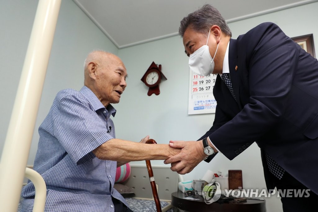 外交部の朴振長官は２日、光州で徴用被害者の李春植さんと面会した＝（聯合ニュース）