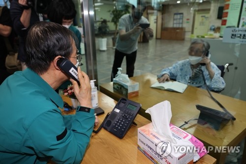 경북도립노인전문병원에서 입소자와 전화통화로 비대면 면회하는 한덕수 총리