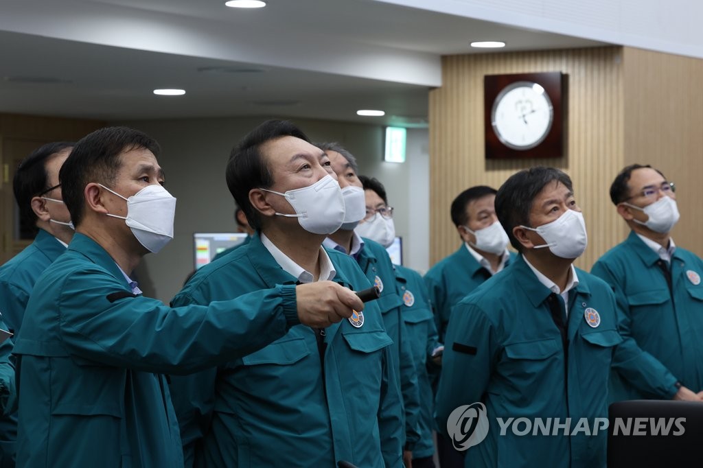 (AMPLIACIÓN) Yoon sostiene reuniones durante la noche para supervisar la respuesta al tifón Hinnamnor