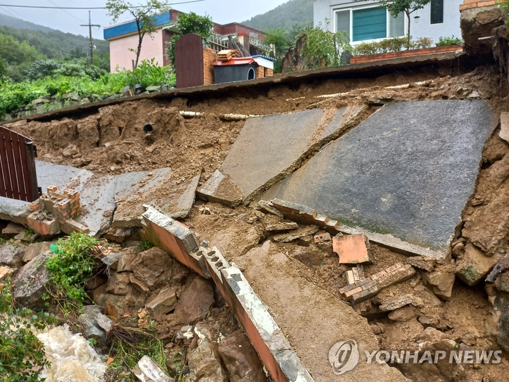 붕괴된 주택 제방
