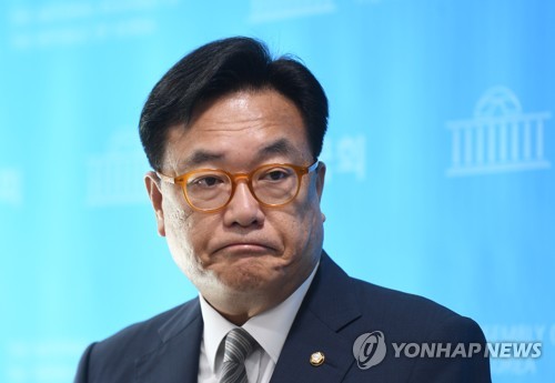 Vice Assembly Speaker Chung Jin-suk holds a press conference at the National Assembly on Sept. 7, 2022, announcing his decision to accept the chairmanship of a new emergency leadership committee to be established at the ruling People Power Party. (Pool photo) (Yonhap)