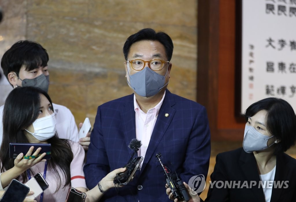 Vice National Assembly Speaker Chung Jin-suk (C), who was tapped as the ruling People Power Party's new interim chief, answers reporters questions at parliament in western Seoul on Sept. 8, 2022. (Pool photo) (Yonhap)