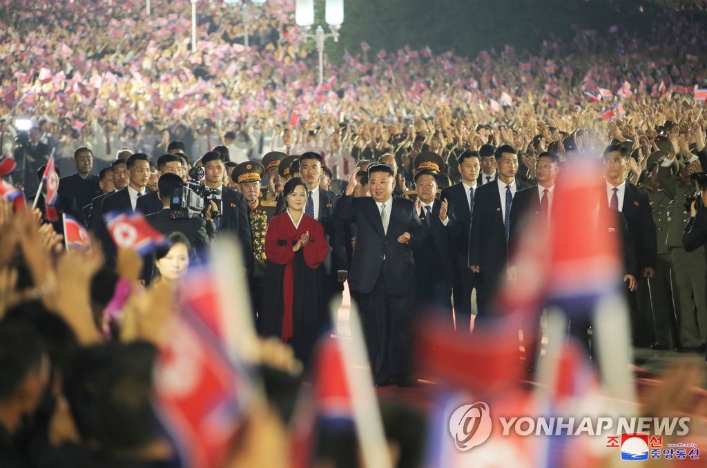 정권수립 74주년 경축행사에 참석한 북한 김정은·리설주 부부