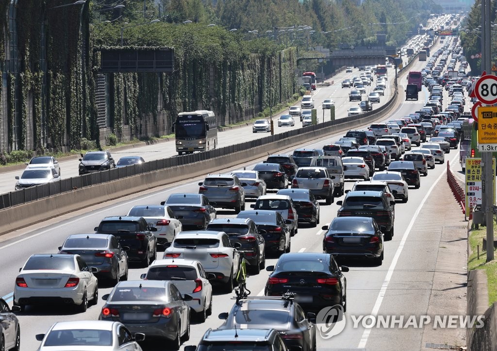 Heavy traffic clogs the southbound lanes of a highway in southern Seoul on Sept. 9, 2022, the first day of the four-day Chuseok holiday (Yonhap) 