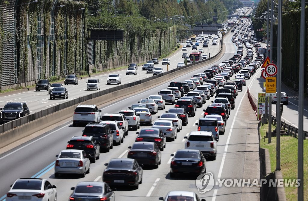 Heavy traffic clogs a highway in southern Seoul on Sept. 10, 2022, the second day of the four-day Chuseok holiday. (Yonhap)