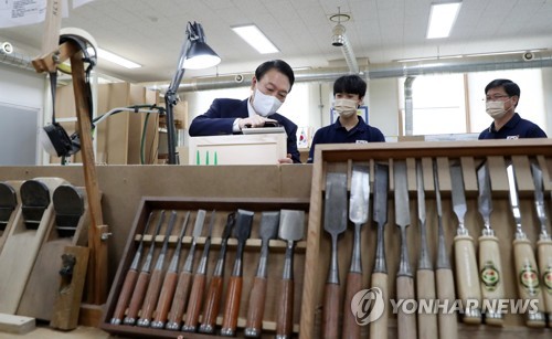 국제기능올림픽 국가대표 훈련장 찾은 윤석열 대통령