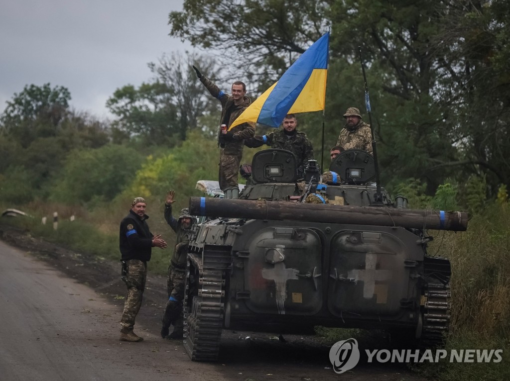 영토 탈환 기뻐하는 우크라이나 병사들