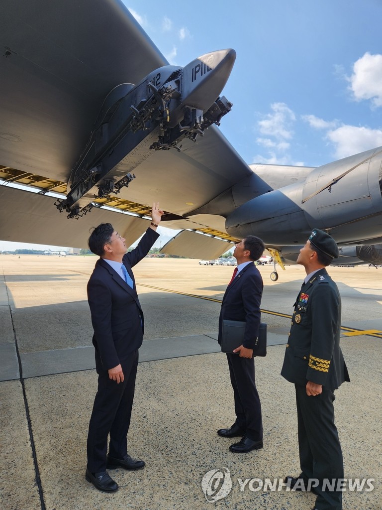 South Korean Vice Defense Minister Shin Beom-chul (L) looks at a B-52 strategic bomber at Joint Base Andrews outside Washington, D.C., on Sept. 15, 2022, in this photo released by Seoul's defense ministry. (PHOTO NOT FOR SALE) (Yonhap)
