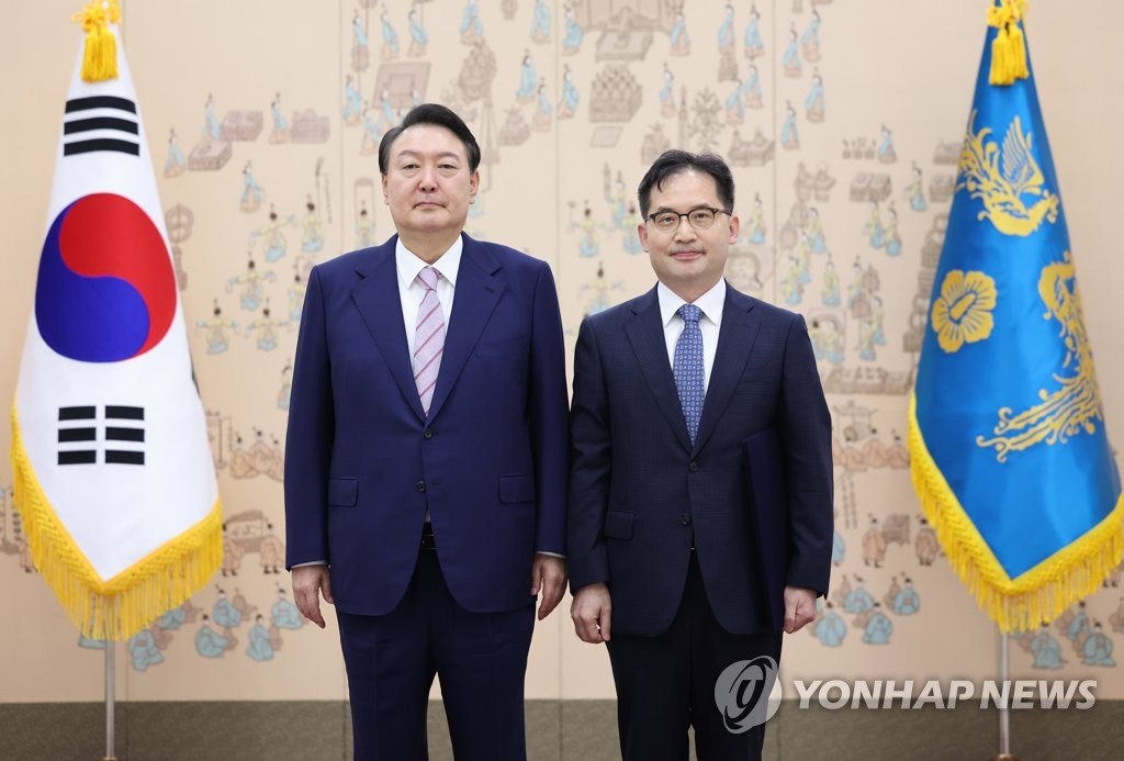 윤석열 대통령(왼쪽)과 한기정 공정거래위원장