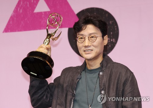 ［韓流］「イカゲーム」でエミー賞受賞のファン監督「作品賞が欲しかった」