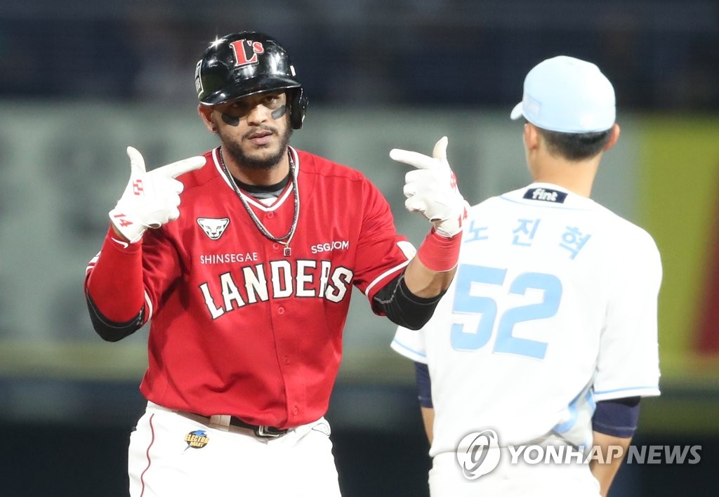 In this file photo from Sept. 16, 2022, Juan Lagares of the SSG Landers (L) celebrates his double against the NC Dinos during the top of the fourth inning of a Korea Baseball Organization regular season game at Changwon NC Park in Changwon, 380 kilometers southeast of Seoul. (Yonhap)