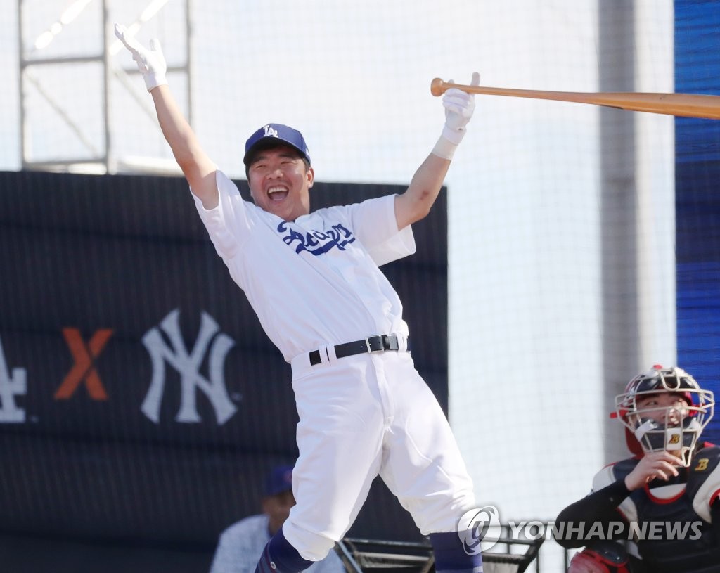 Former South Korean baseball player Jeong Keun-woo celebrates his home run while representing the Los Angeles Dodgers at the FXT MLB Home Run Derby X at Paradise City in Incheon, 30 kilometers west of Seoul, on Sept. 17, 2022. (Yonhap)