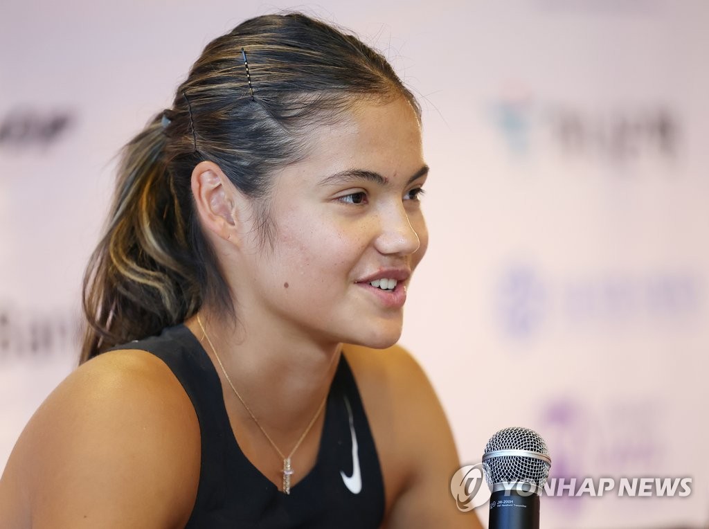 British tennis player Emma Raducanu speaks at a press conference at Olympic Park Tennis Center in Seoul on Sept. 18, 2022, on the eve of the WTA Hana Bank Korea Open. (Yonhap)