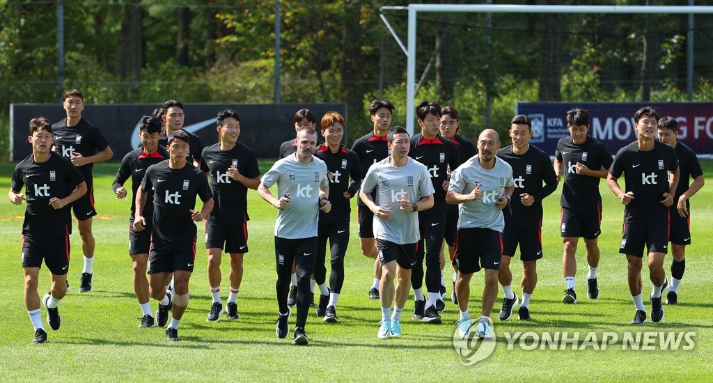 Members of the South Korean men's national football team warm up before a training session at the National Football Center in Paju, Gyeonggi Province, on Sept. 20, 2022. (Yonhap)