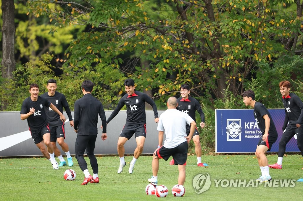Members of the South Korean men's national football team train at the National Football Center in Paju, Gyeonggi Province, on Sept. 20, 2022. (Yonhap)