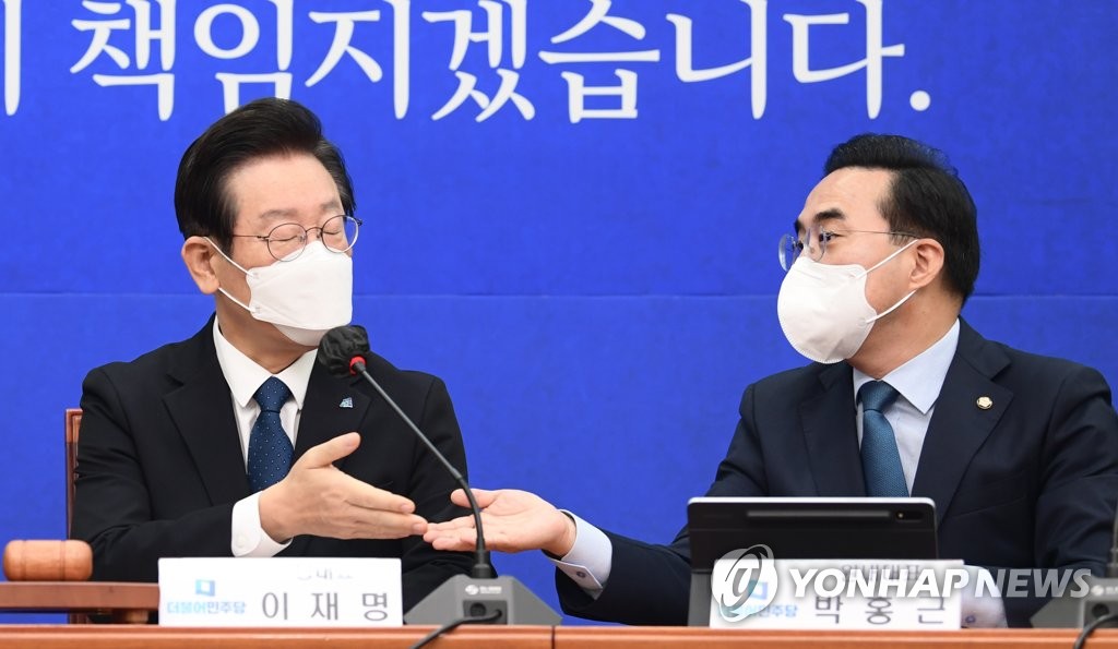 발언 양보하는 이재명 대표와 박홍근 원내대표