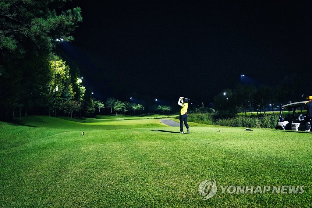 야간 골프 모습.