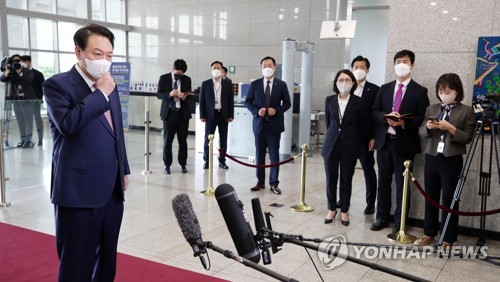 Yoon llega a la oficina presidencial