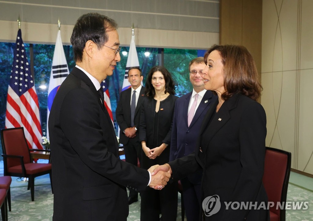 La foto, proporcionada por la Oficina del Primer Ministro de Corea del Sur, muestra al primer ministro surcoreano, Han Duck-soo (izda.), estrechando la mano de la vicepresidenta estadounidense, Kamala Harris, durante su reunión, celebrada, el 27 de septiembre de 2022, en un hotel de Tokio, Japón. (Prohibida su reventa y archivo)