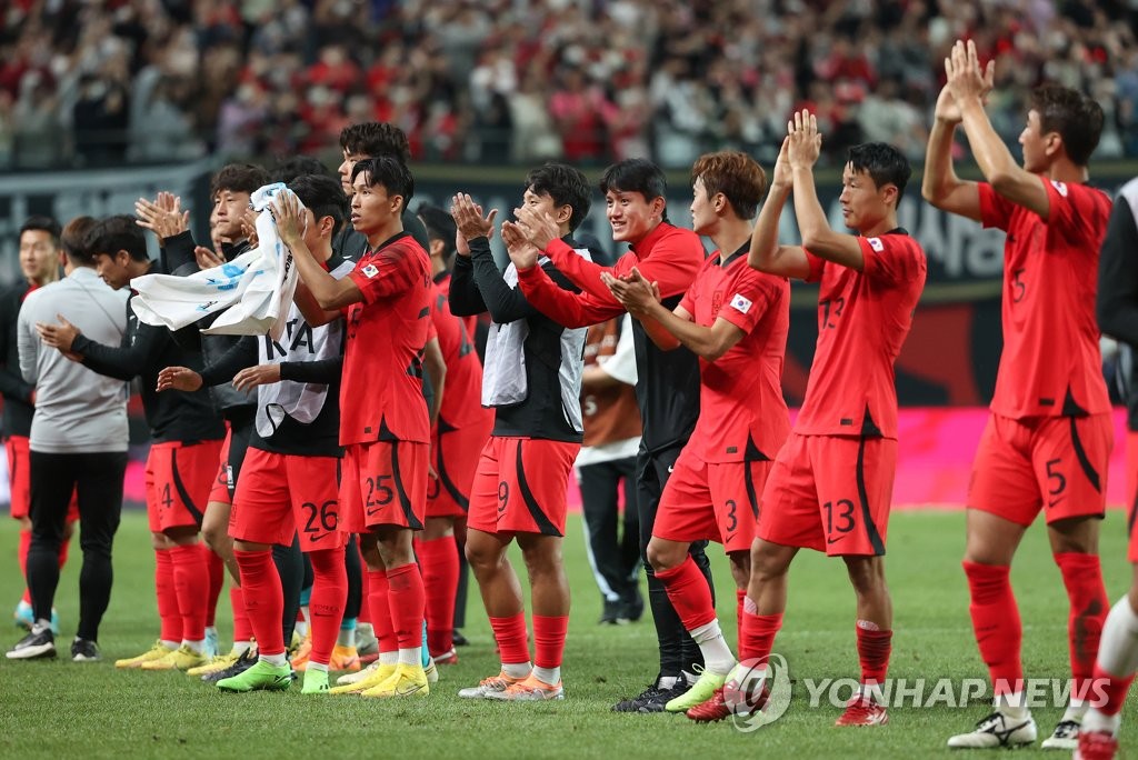 South Korean players salute the crowd at Seoul World Cup Stadium in Seoul after beating Cameroon 1-0 in a friendly football match on Sept. 27, 2022. (Yonhap)
