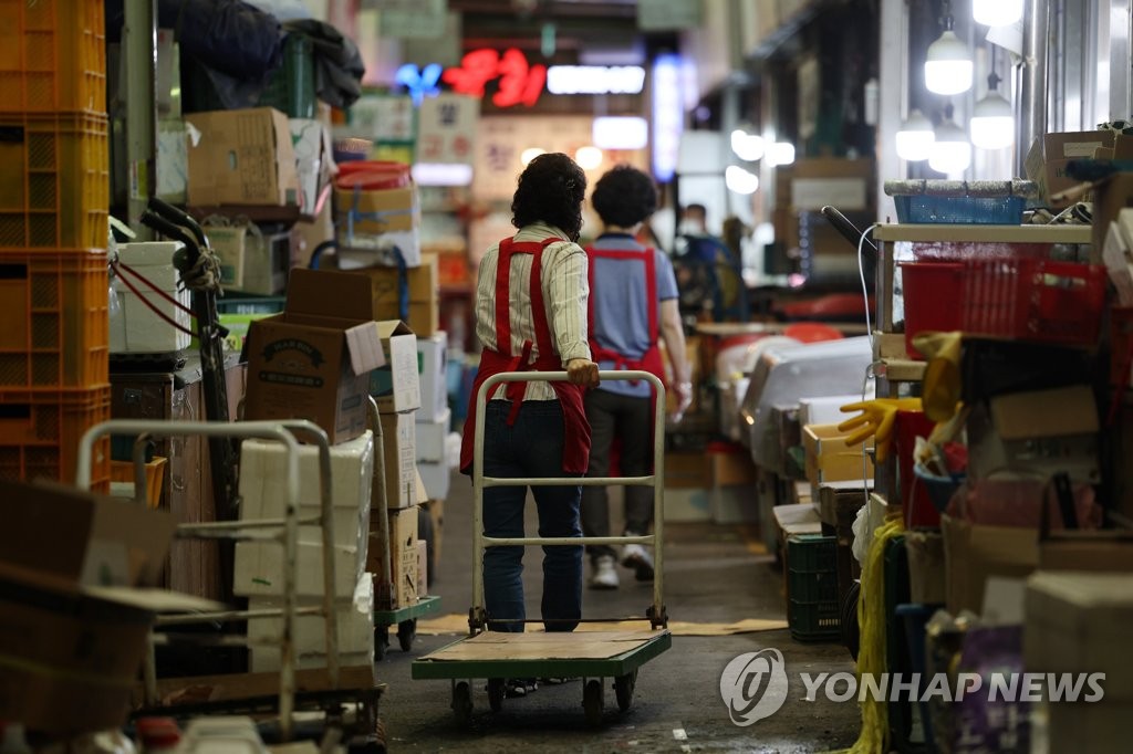 This photo taken Oct. 2, 2022, shows merchants at a traditional market in Jongno, central Seoul, amid the waning wave of COVID-19 infections. (Yonhap)