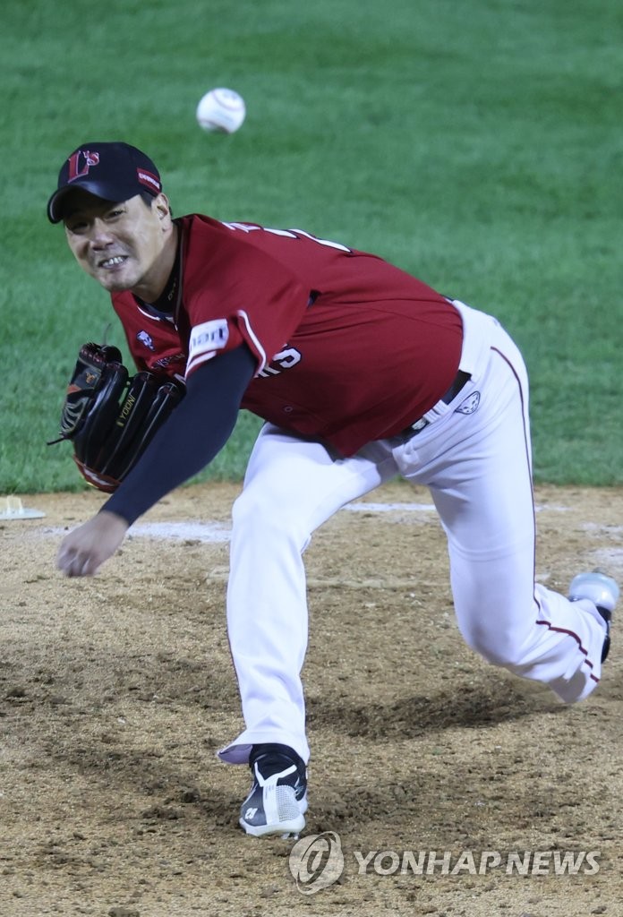 In this file photo from Oct. 5, 2022, SSG Landers starter Kim Kwang-hyun pitches against the Doosan Bears during the bottom of the fifth inning of a Korea Baseball Organization regular season game at Jamsil Baseball Stadium in Seoul. (Yonhap)