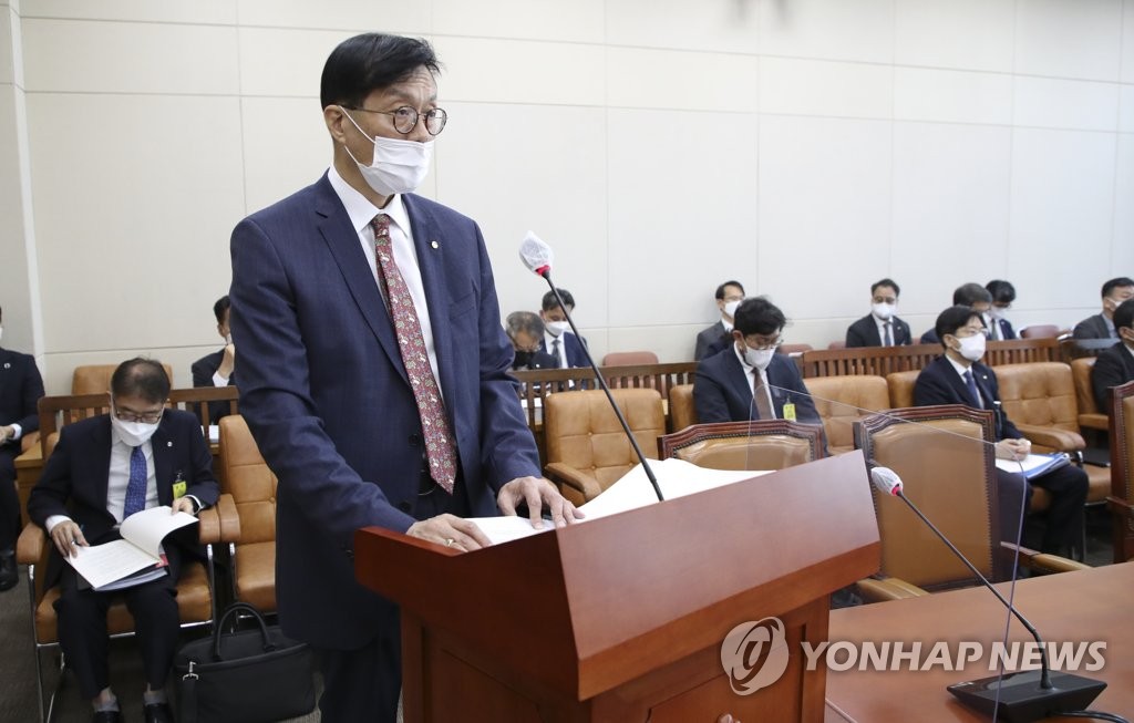 Bank of Korea Gov. Rhee Chang-yong speaks during a parliamentary inspection of his agency at the National Assembly in Seoul on Oct. 7, 2022. (Pool photo) (Yonhap)