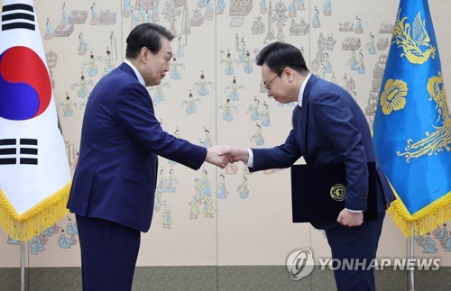 윤 대통령, 조규홍 복지부 장관에 임명장 수여