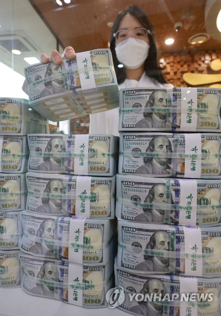 In this file photo, a clerk sorts US$100 banknotes at the headquarters of Hana Bank in Seoul on Oct. 7, 2022. South Korea's foreign exchange reserves had decreased US$19.66 billion from a month ago to $416.77 billion as of end-September. South Korea's foreign reserves shrank at the fastest pace in about 14 years last month as authorities unloaded dollars to stall the local currency's excessive slide against the greenback, central bank data showed. (Yonhap)