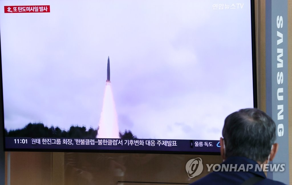 La foto, tomada el 9 de octubre de 2022, muestra un informe mediático sobre el lanzamiento de un misil norcoreano, siendo emitido en una televisión de la Estación de Seúl, en el centro de la capital surcoreana.
