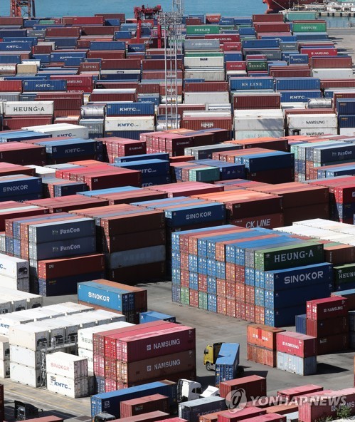 La foto de archivo, tomada el 11 de octubre de 2022, muestra un montón de contenedores en un puerto de la ciudad suroriental surcoreana de Busan.