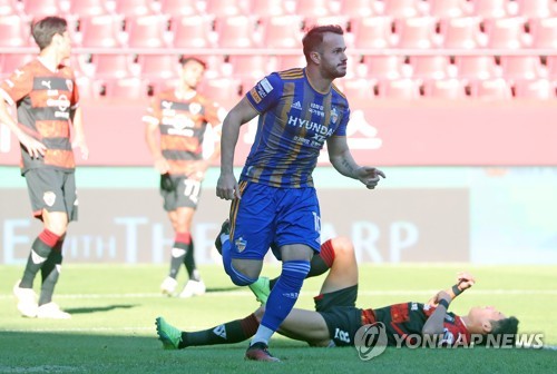 On verge of K League 1 title, Ulsan held by Pohang | Yonhap