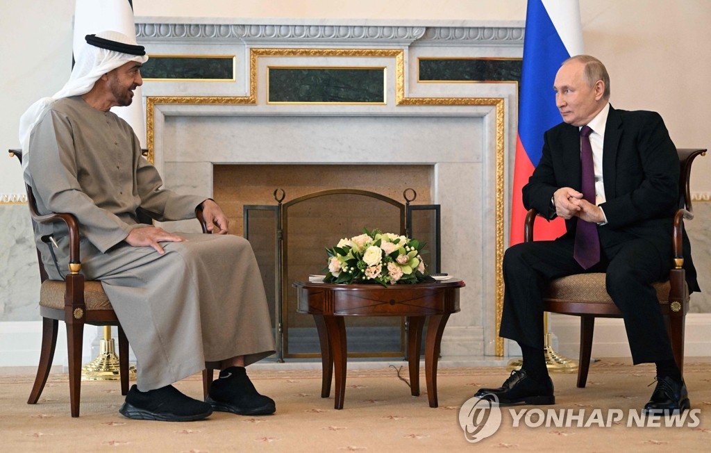 알 나하얀 UAE 대통령과 회담하는 푸틴 러시아 대통령