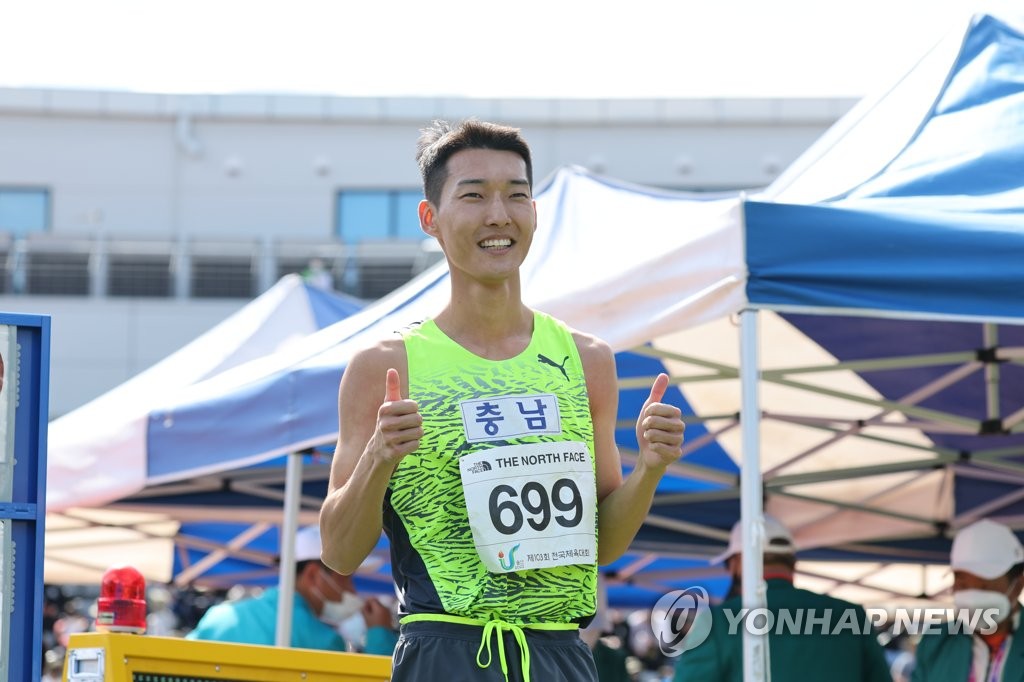 In this file photo from Oct. 12, 2022, South Korean high jumper Woo Sang-hyeok celebrates after winning the gold medal at the National Sports Festival at Ulsan Stadium in Ulsan, 310 kilometers southeast of Seoul. (Yonhap)